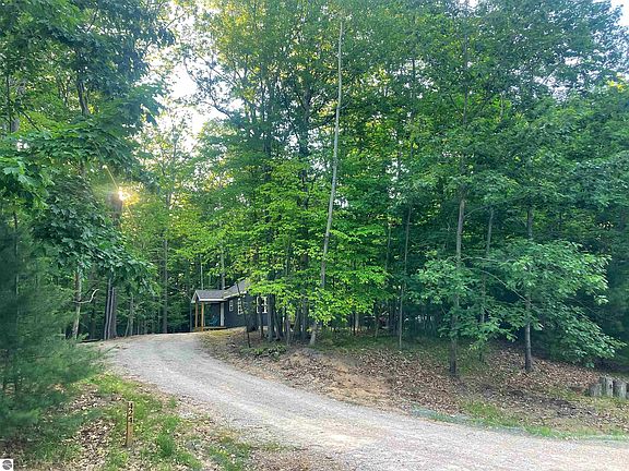 2nd image of 424 Lauri Wil Ln
