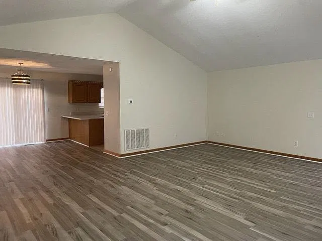 3 bed, 1760 sqft, $2,000 — Photo 3