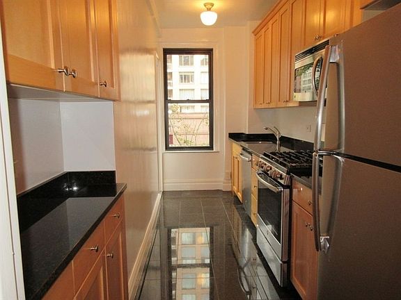 3rd image of 210 E 68th St APT 4F