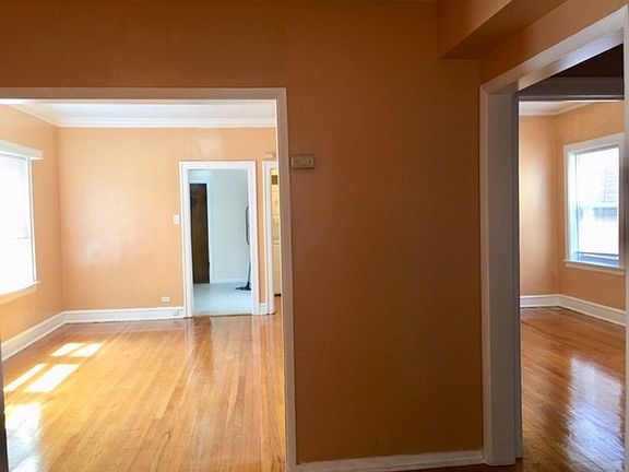 3rd image of 6240 N Francisco Ave APT 2