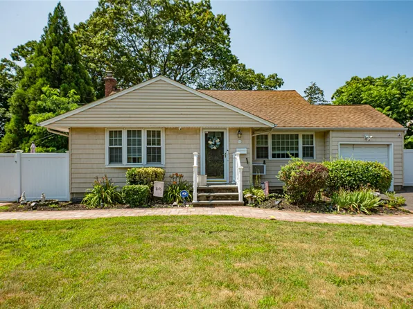 684 Pat Drive, West Islip, NY 11795