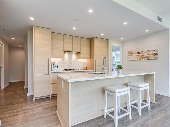 3rd image of 308 Morrissey Rd #402