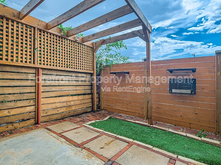126 E Myrtle St — Photo 5