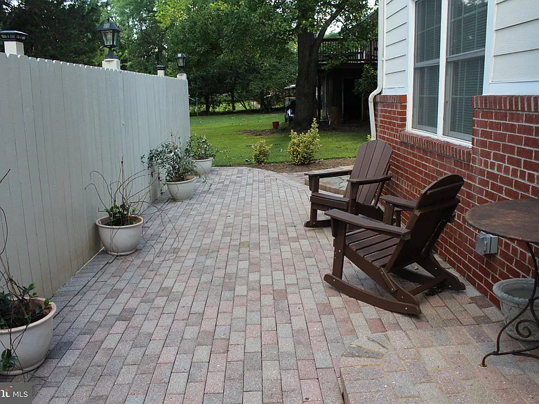 7703 Newcastle Dr — Photo 10