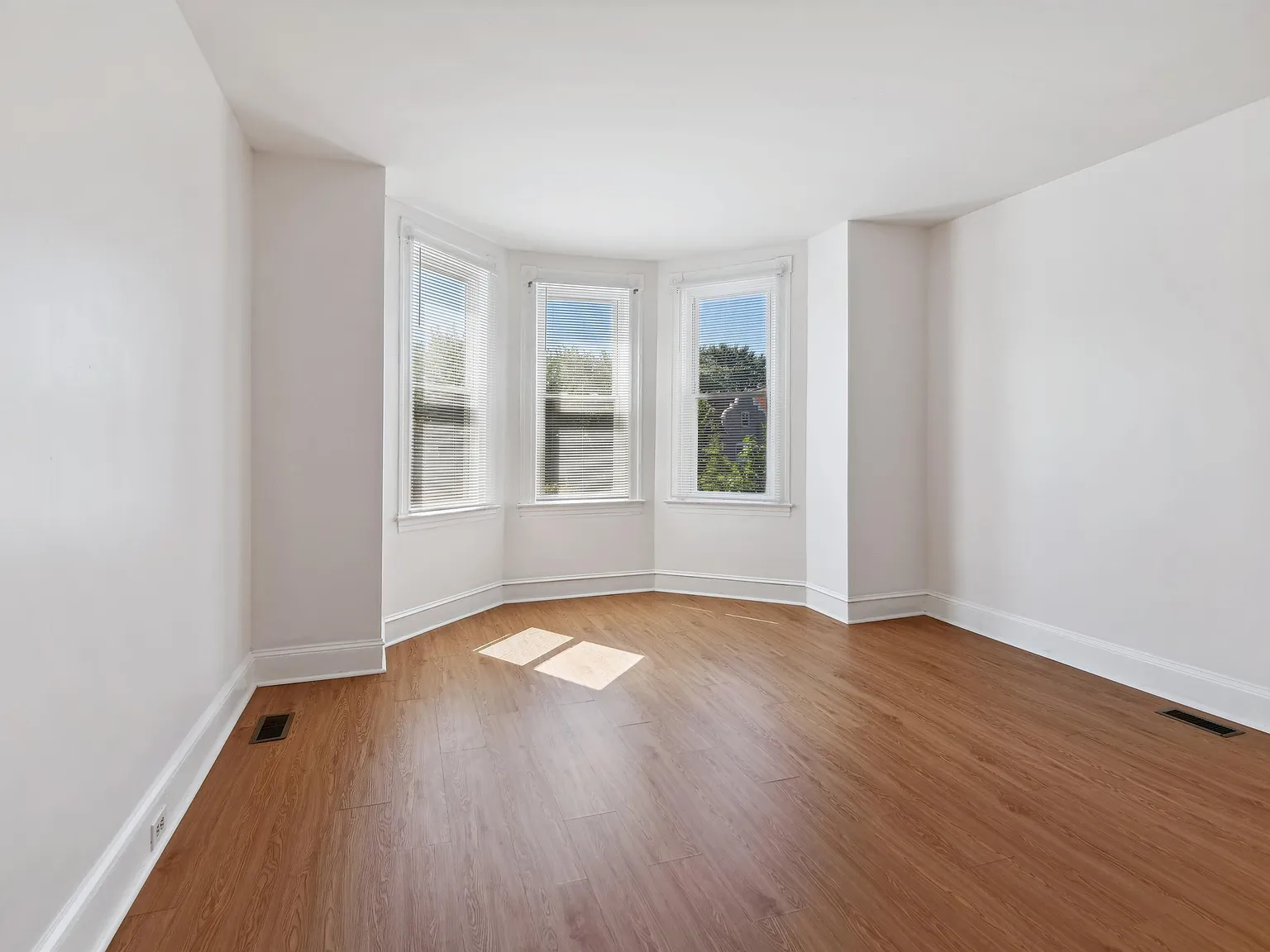 1 bed, 748 sqft, $1,000 — Photo 3