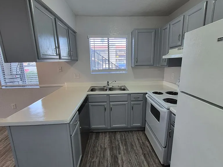 February Free Rent! Brand New Flooring Throughout! Private Laundry & Private Storage! Like New Re... — Photo 4