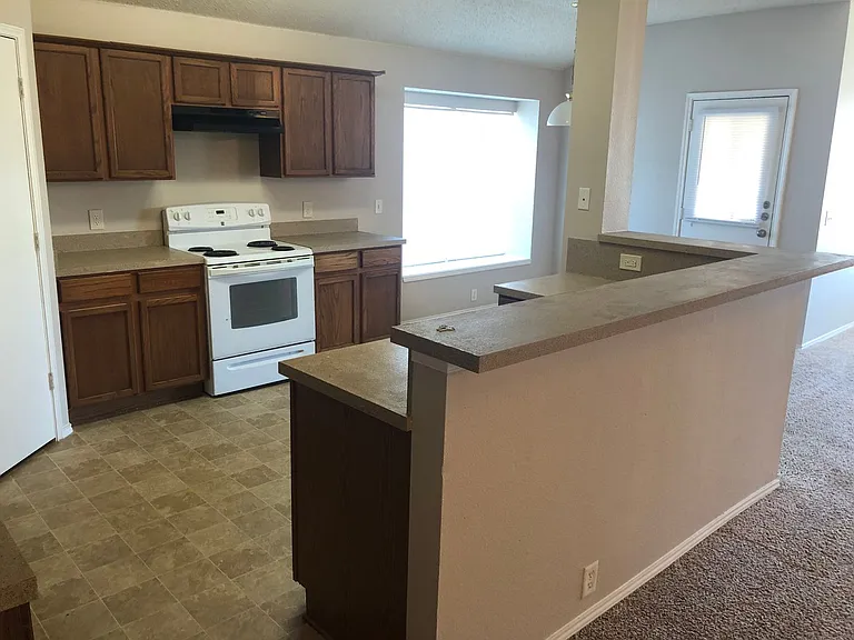 106 Oakhurst Dr — Photo 3