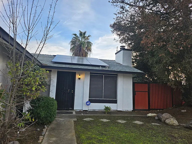 310 Yosemite Dr — Photo 2