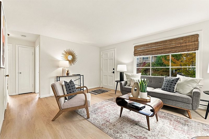 3rd image of 4119 SW Kenyon Street