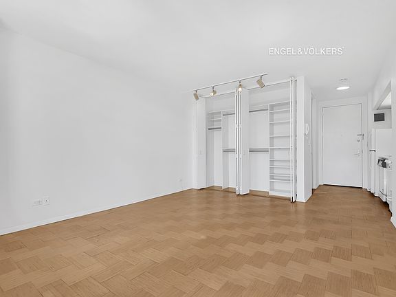 3rd image of 300 E 62nd St APT 1005