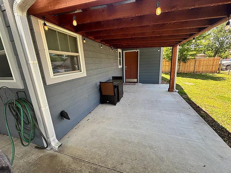 135 N Locust St — Photo 17