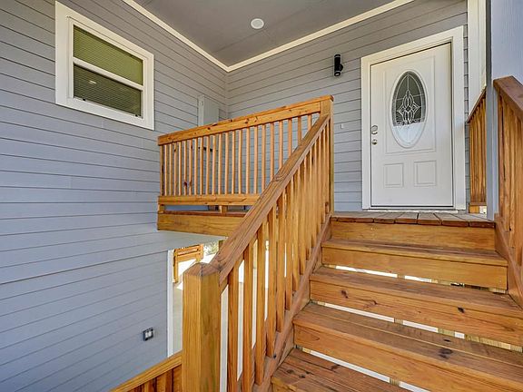 4th image of 915 Oak Grove St