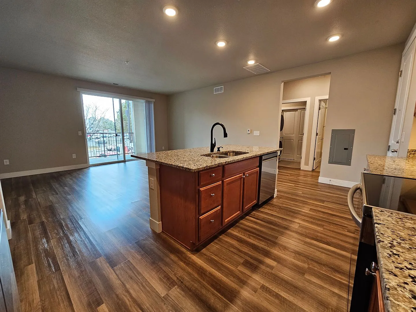 Beautiful, Modern and Bright 2 Bedroom 2 Bath Condo in the Aurora Area — Photo 3