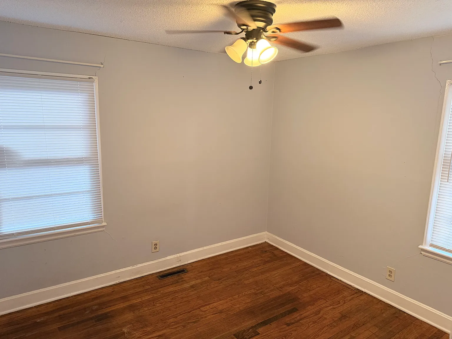 608 W Markham Ave — Photo 3
