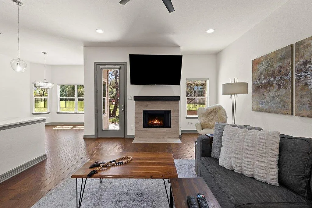 3 bed, 2.0 bath, 1999 sqft, $2,500 — Photo 4