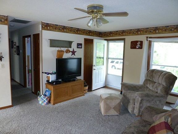 3rd image of 904 Imperial Dr
