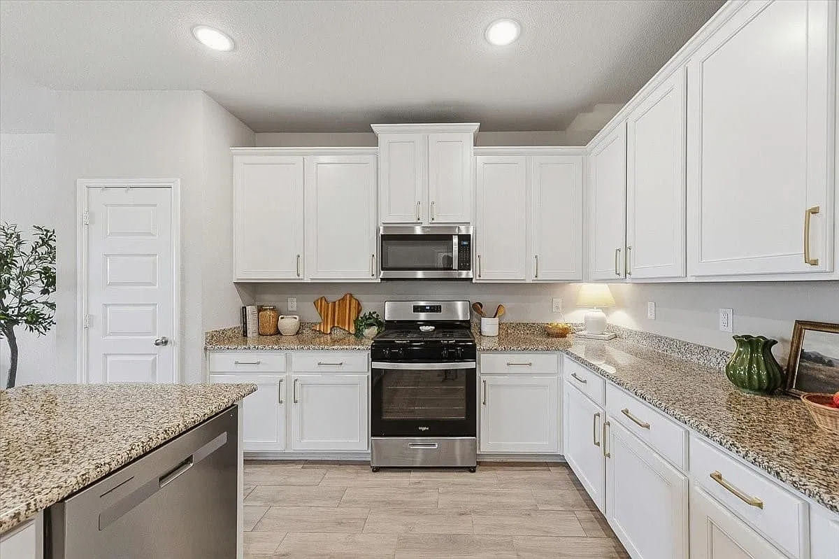 4 bed, 2.0 bath, 1924 sqft, $2,450 — Photo 4