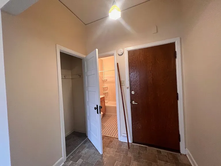 1830 N Oakland Ave — Photo 12