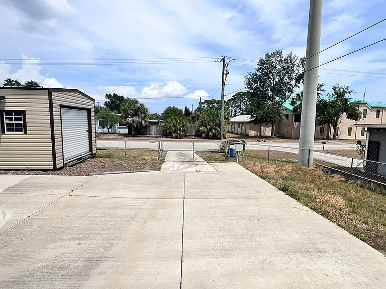 1085 Cleveland St — Photo 33