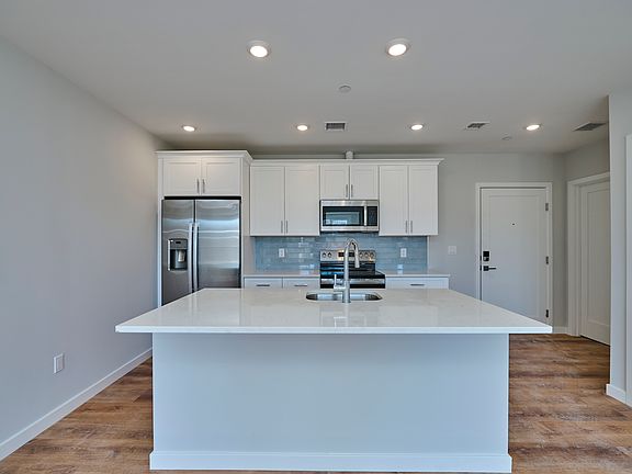4th image of 510 Willard St #206