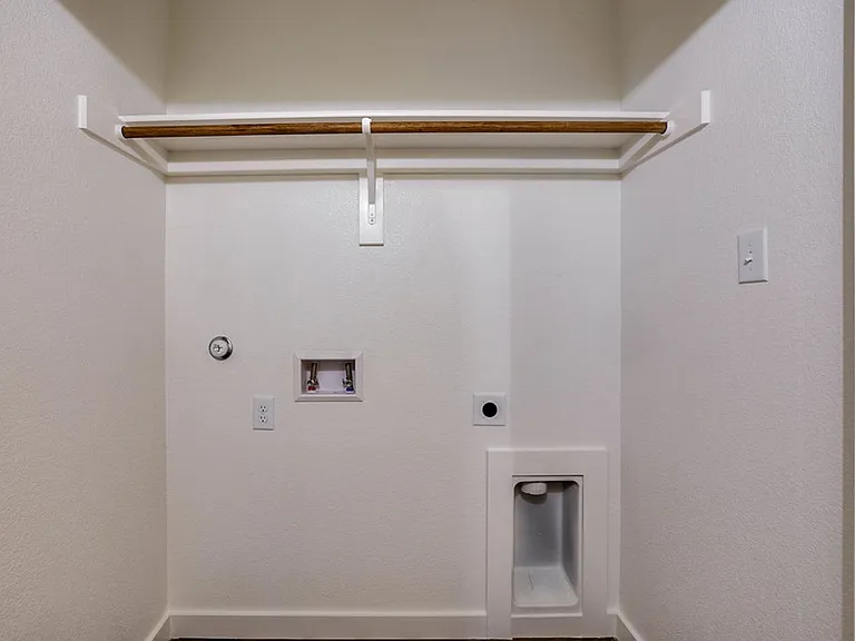 648 Blackland Dr — Photo 25