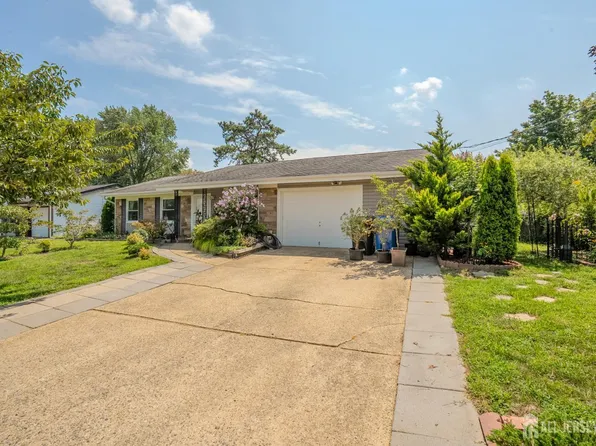 4 Hunterdon Ave, Monroe Township, NJ 08831