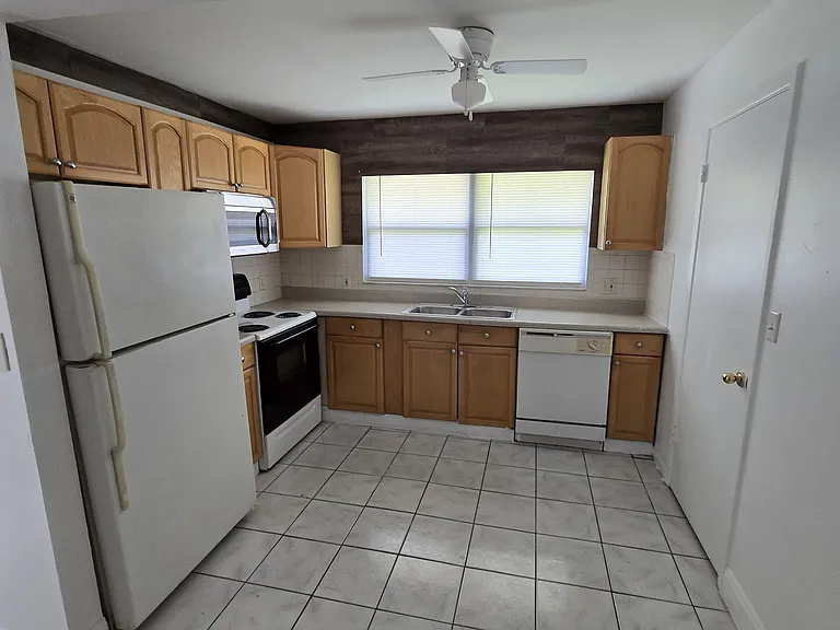1706 Azalea Ct — Photo 3