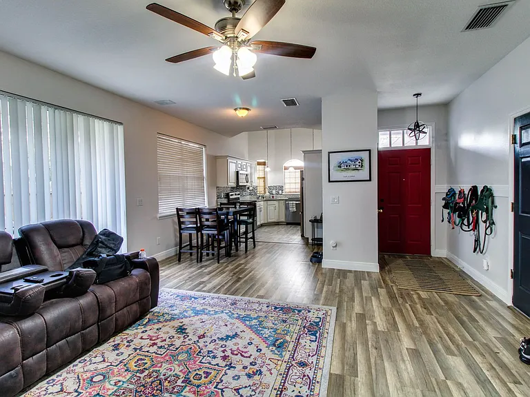 1207 E Esther St — Photo 2