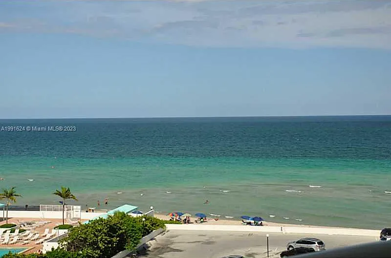 Tides On Hollywood Beach — Photo 1