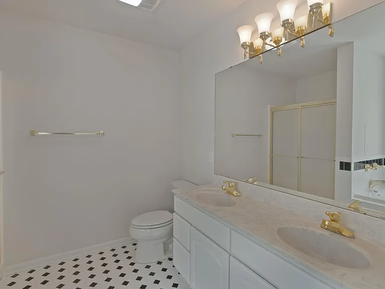 1081 Wintergreen Ln — Photo 32