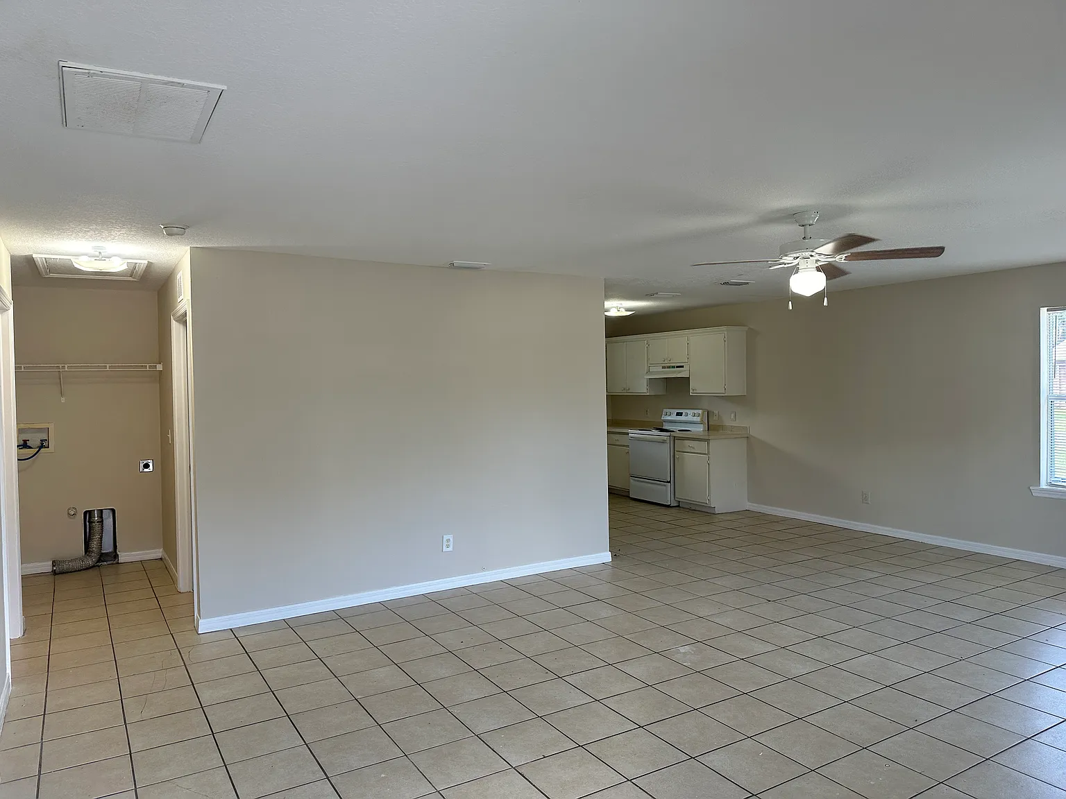 3/1 Duplex ready now. Washer/Dryer hook ups — Photo 2