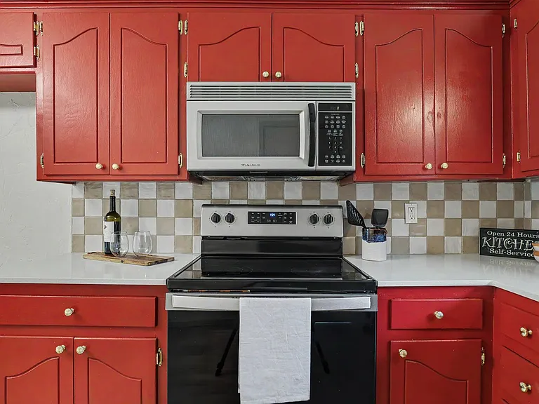 1715 Edgewood Dr — Photo 2