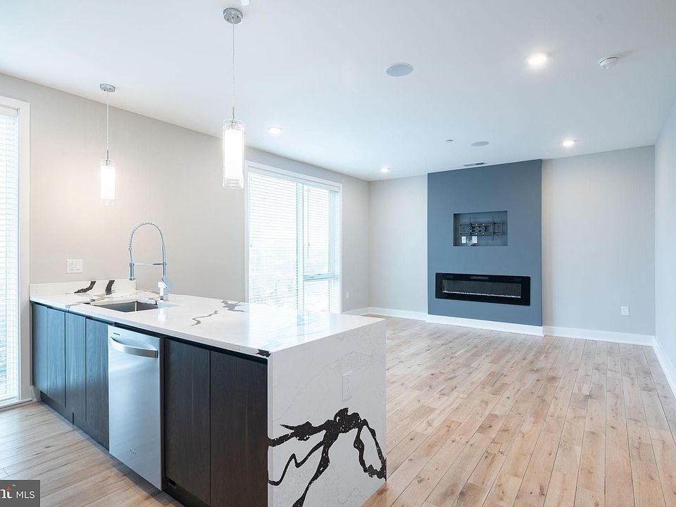 1st image of 1030 W Girard Ave #501