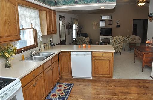 4th image of 272 Woodlawn Dr