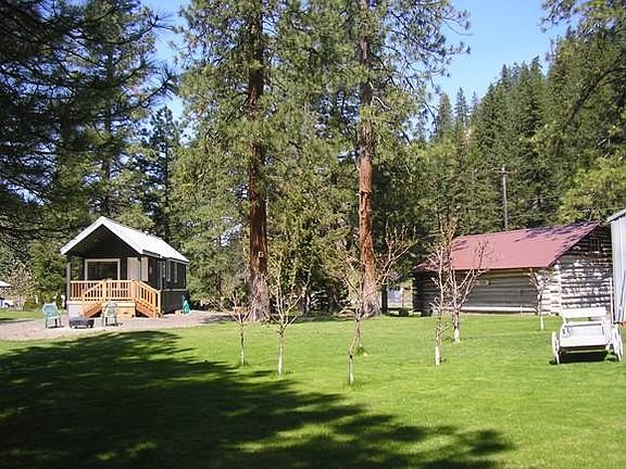 Bear Track Bungalow and Yard