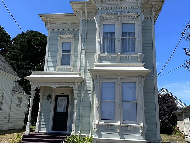 942 G St — Photo 1