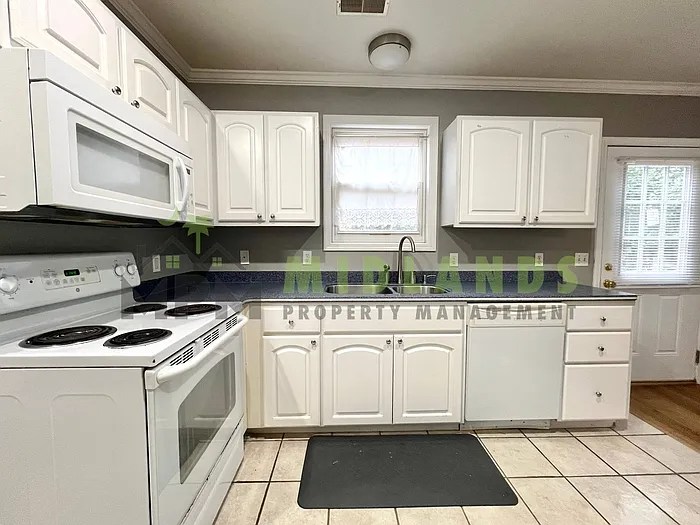 3425 Manor Ave — Photo 12