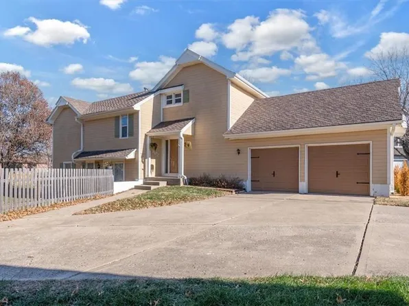 802 NE Fairway Homes Ct, Lees Summit, MO 64064