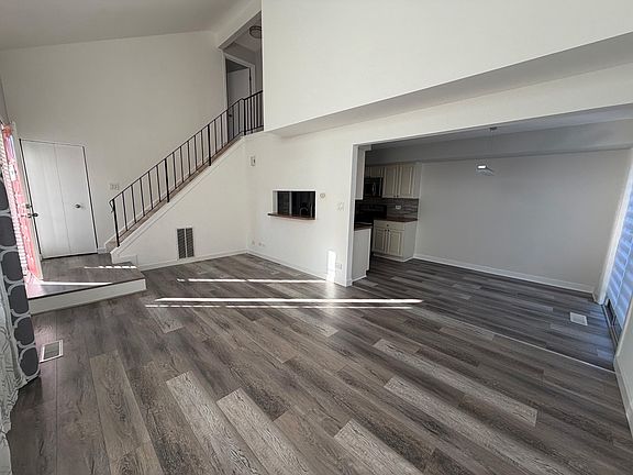 5th image of 371 Wisteria Dr
