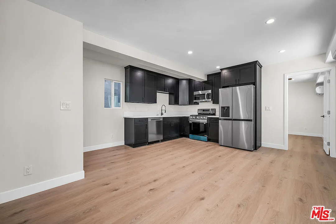 2 bed, 2.0 bath, 800 sqft, $3,350 — Photo 3