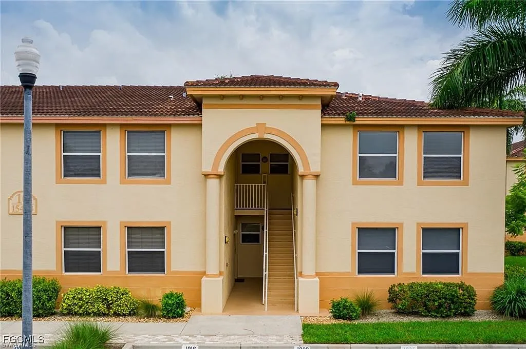3 bed, 2.0 bath, 1043 sqft, $3,300 — Photo 1
