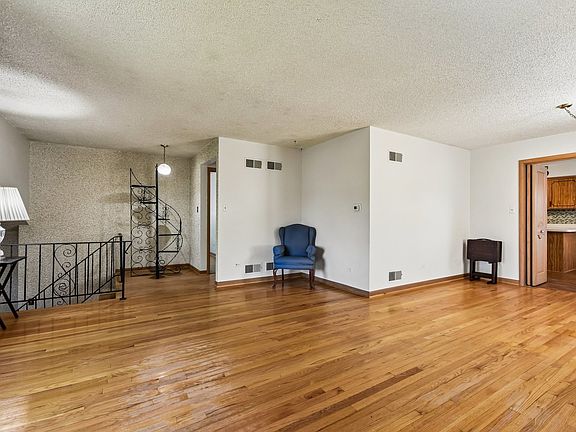 4th image of 1527 Clarence Ave