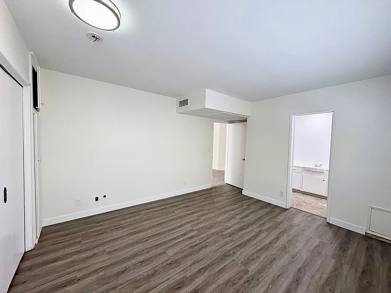 Peerless Apartments — Photo 19