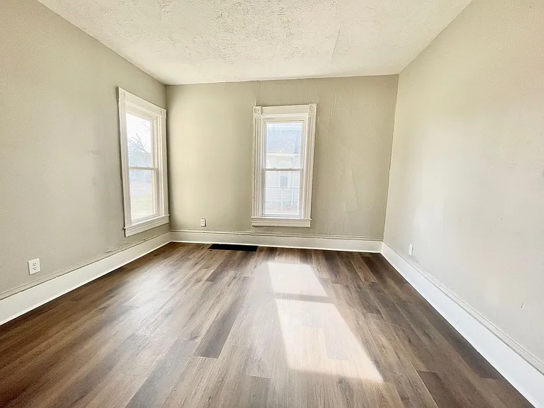 410 W 14th St — Photo 10