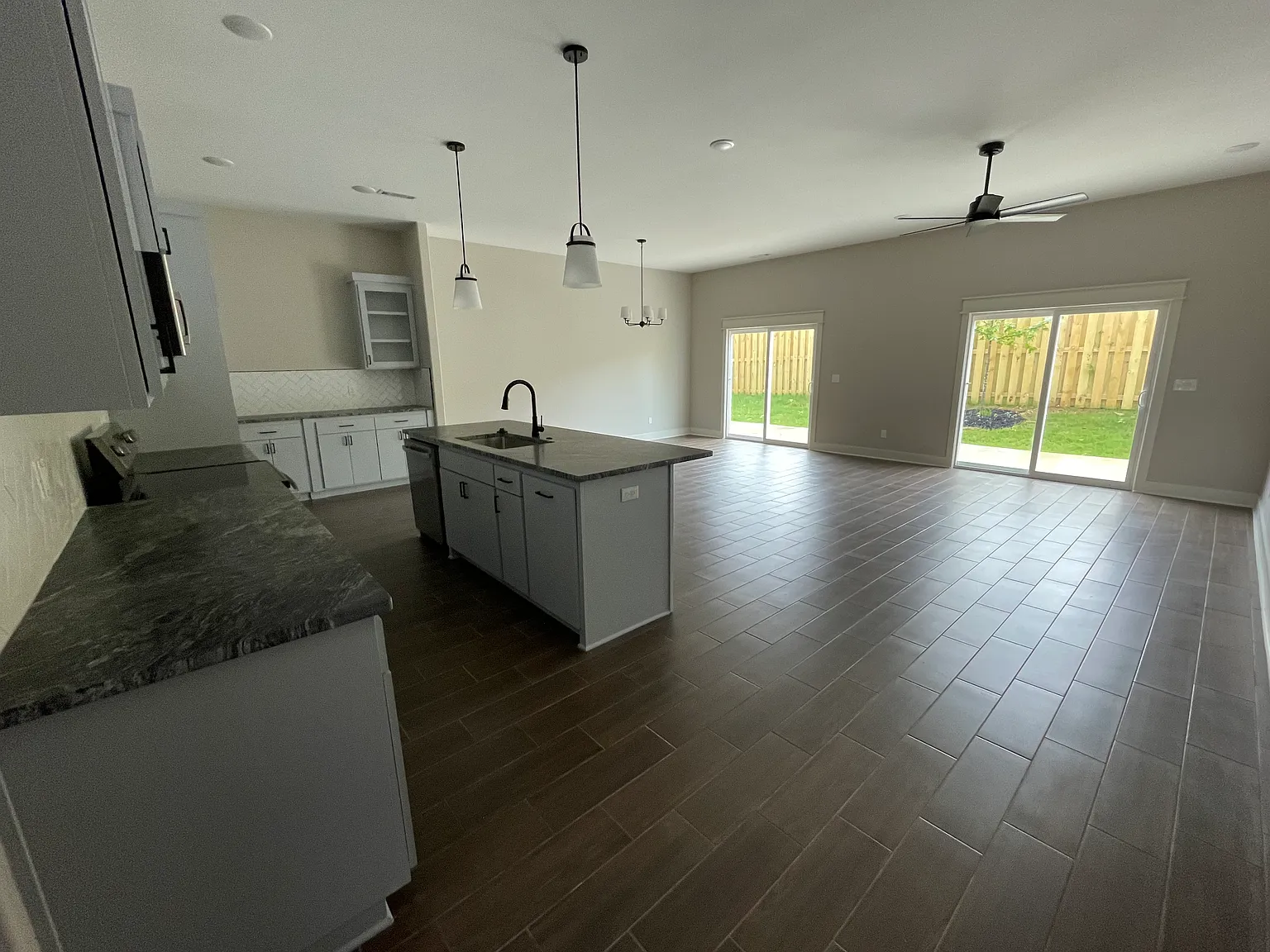 3 bed, 2.5 bath, 1930 sqft, $2,000 — Photo 3