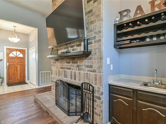 3rd image of 6 Holden Cir