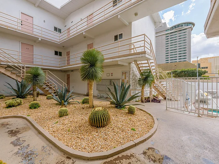 6871 Franklin Ave - Hollywood Cozmo — Photo 19