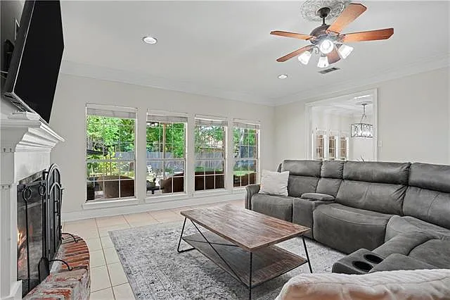 4 bed, 2.5 bath, 2228 sqft, $3,200 — Photo 3