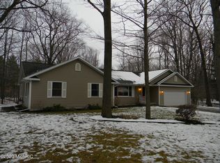 1890 Tall Oaks Dr E, Ludington, MI 49431