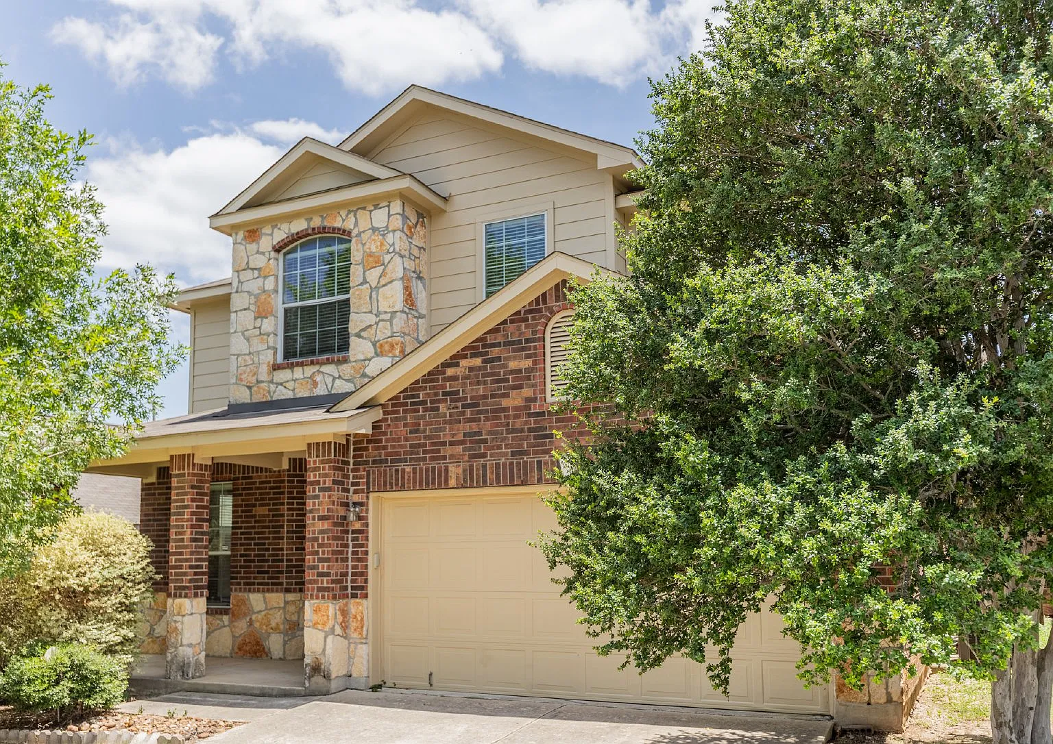 4 bed, 2.5 bath, 2844 sqft, $2,195 — Photo 2